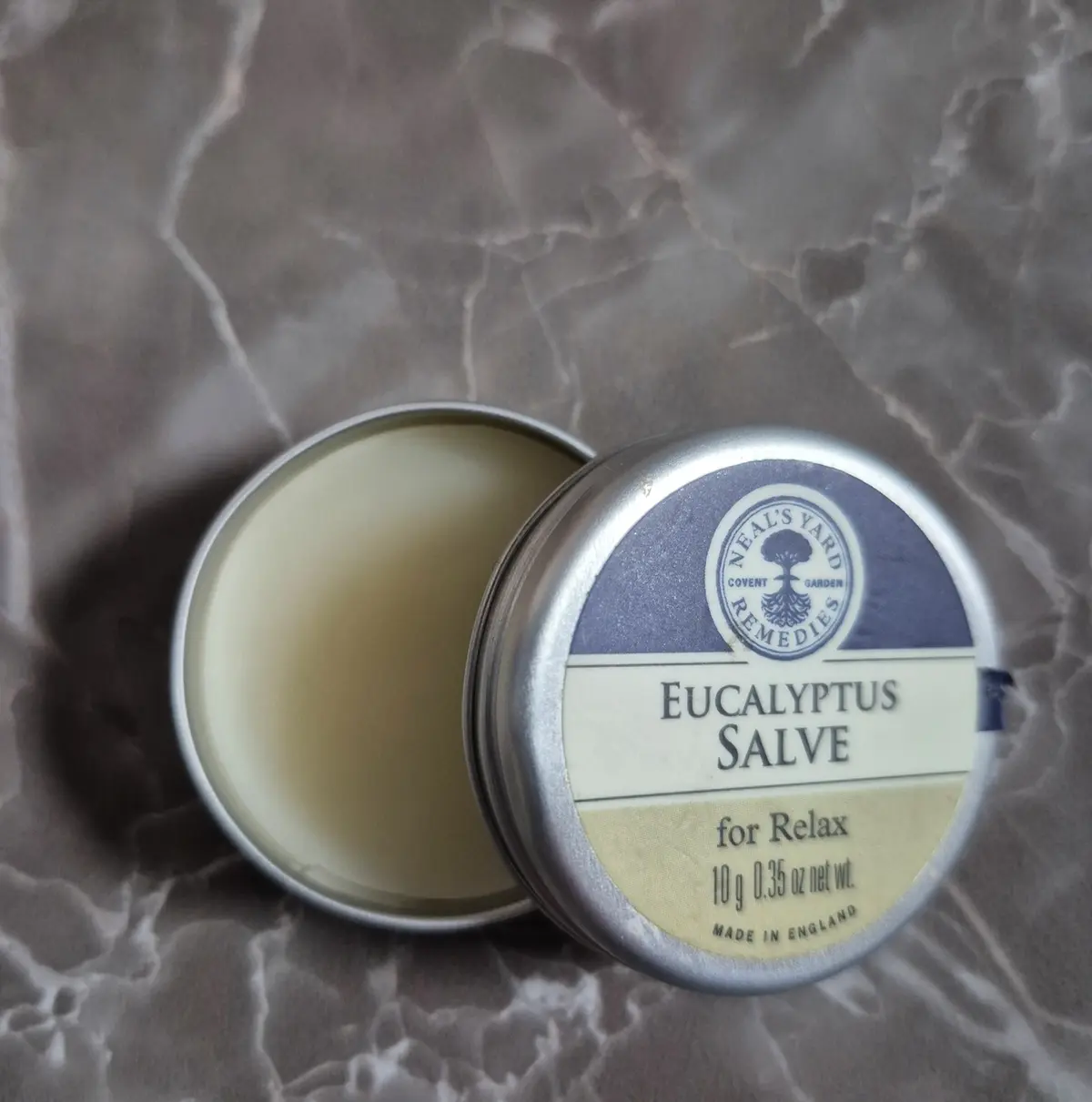 更年期対策　「首と名がつくパーツはとにかく冷やしてはいけないと伯母からの強いススメでシルク、ウール素材のレッグウォーマーはシーズン問わずに愛用。冷え性対策として足首ソックスを履いてると、まわりの皆さんからも可愛いと褒められ、真似して購入する友人もいたりして、気分もあがっちゃいます（笑）」（53歳 会社員）