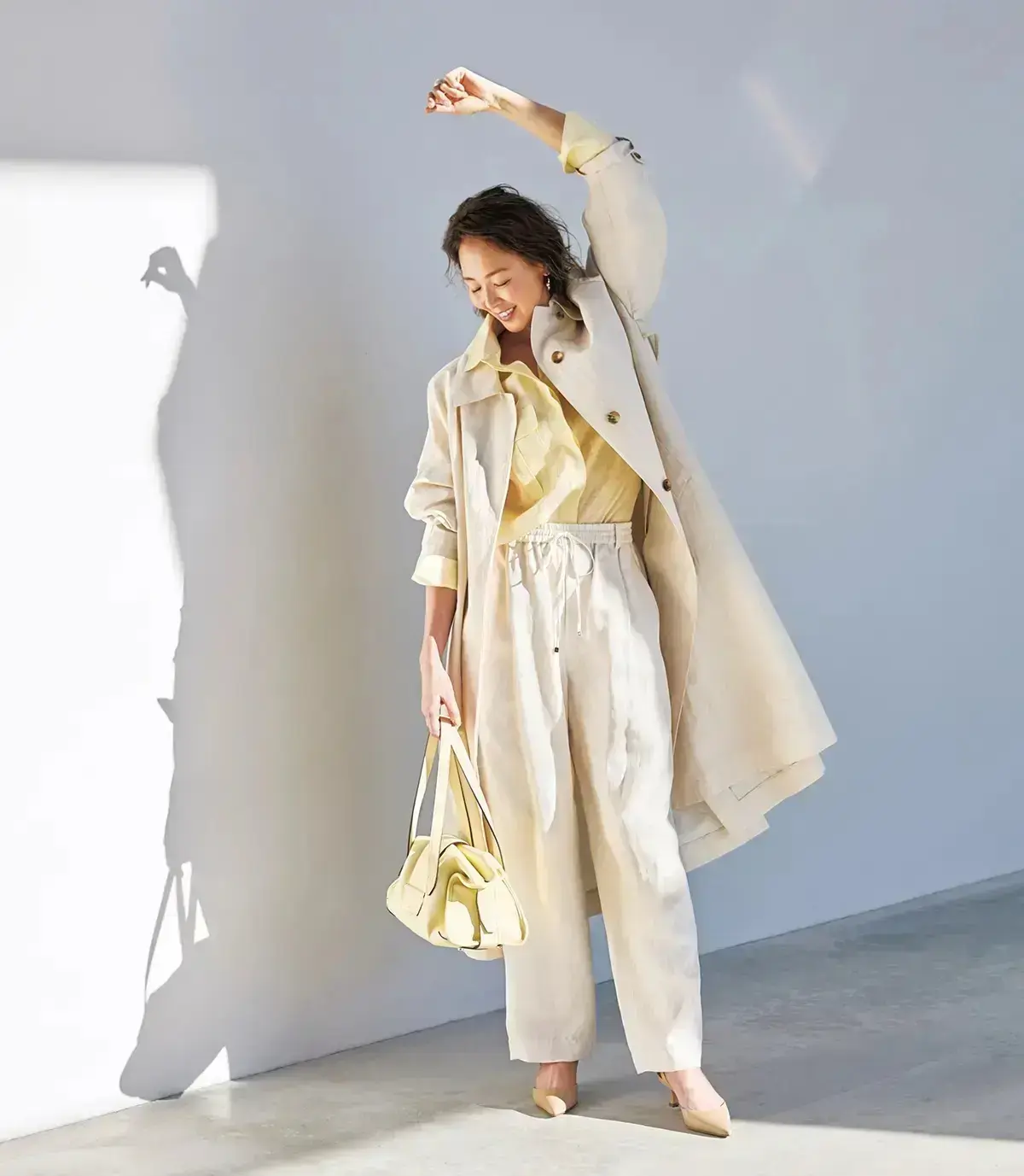 淡色で軽やかなステンカラーコート