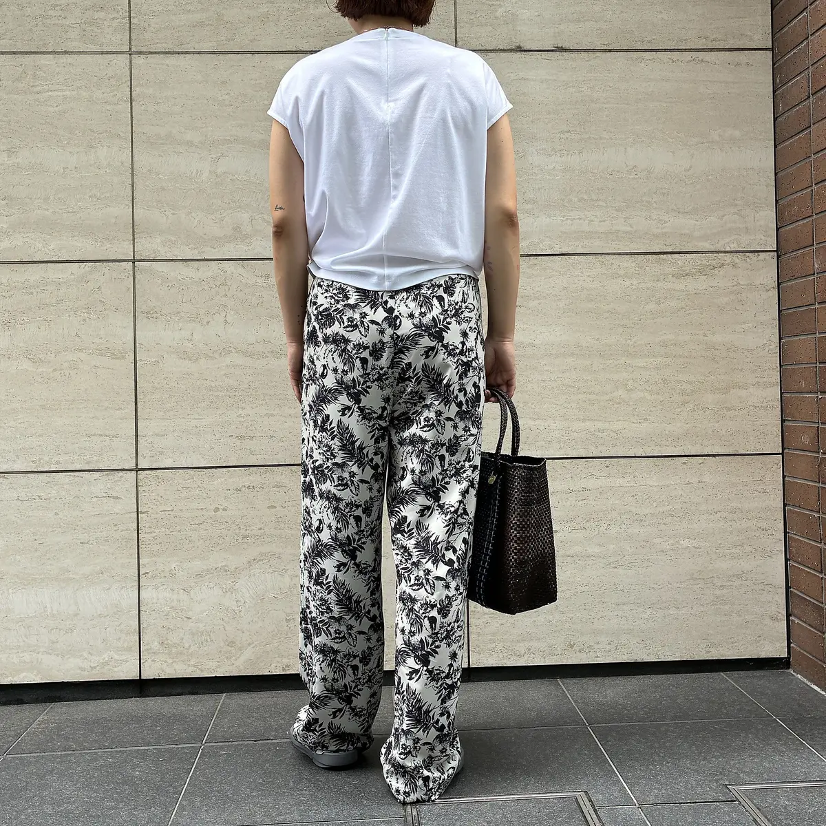 スタッフ（身長164cm骨格ストレート）がボタニカルプリントパンツを履いた後ろ姿