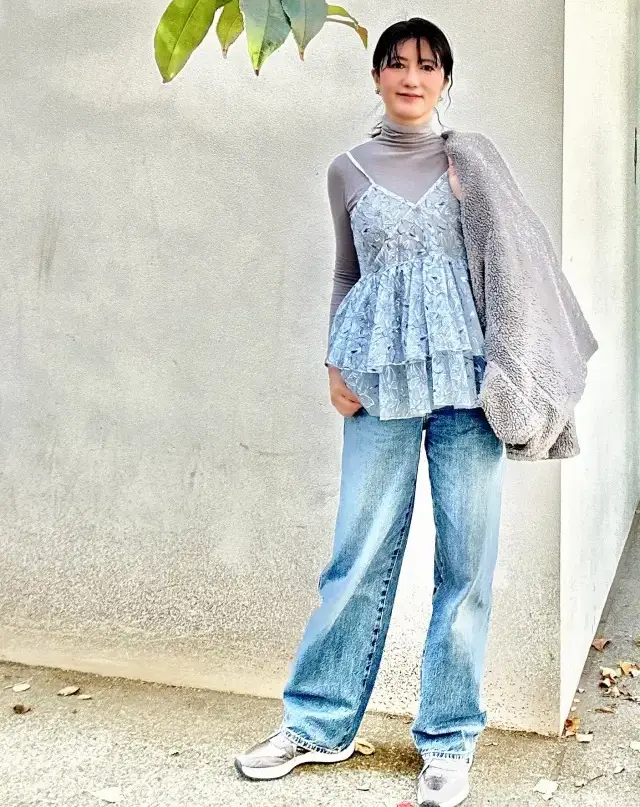 ユニクロ デニムパンツ コーデ グレートップス　春ファッション