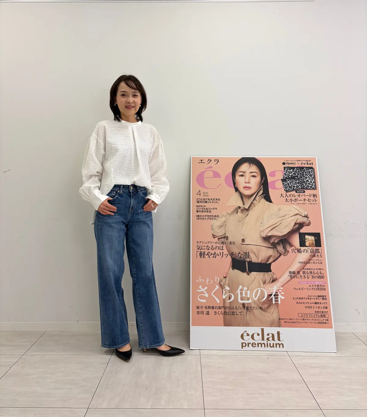 春らしい白のブラウスとRED CARD TOKYO スタイリスト村上佳世子さんコラボデニムを着こなす女性