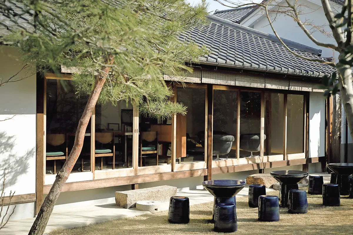 ラウンジや庭、別棟のギャラリー