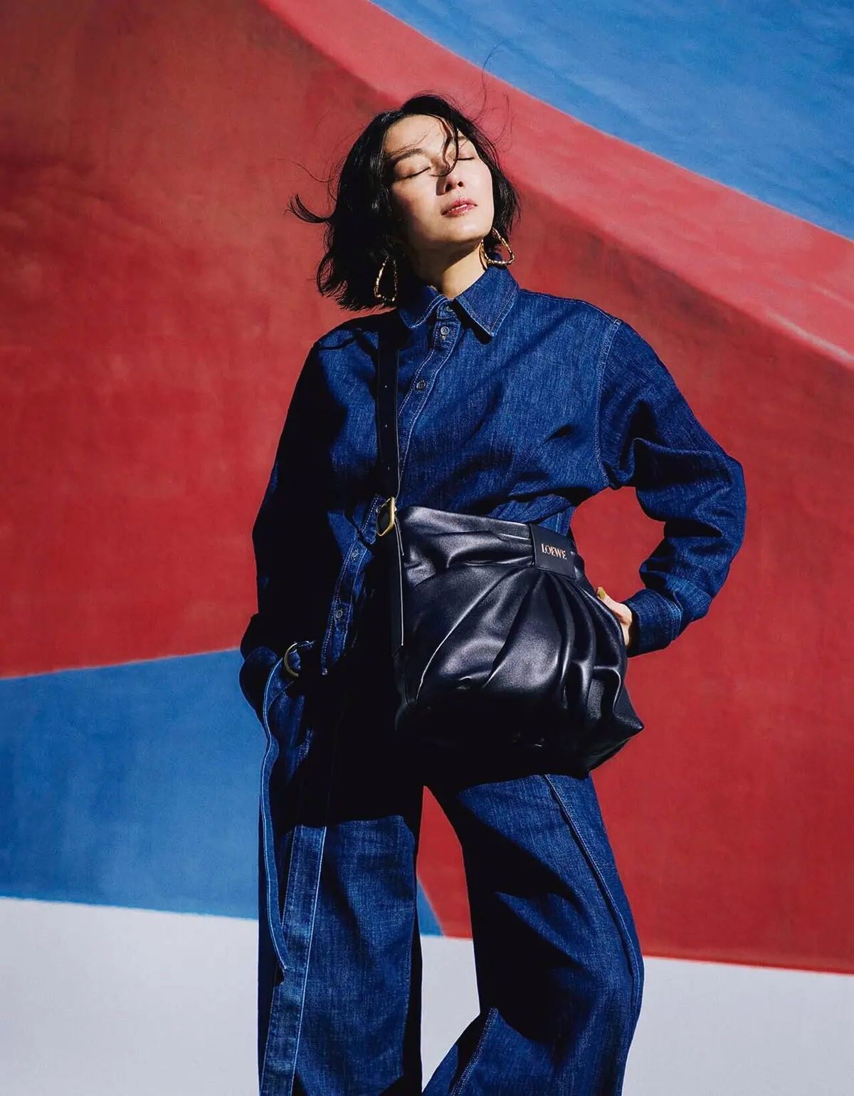 ロエベのバッグを持った板谷由夏