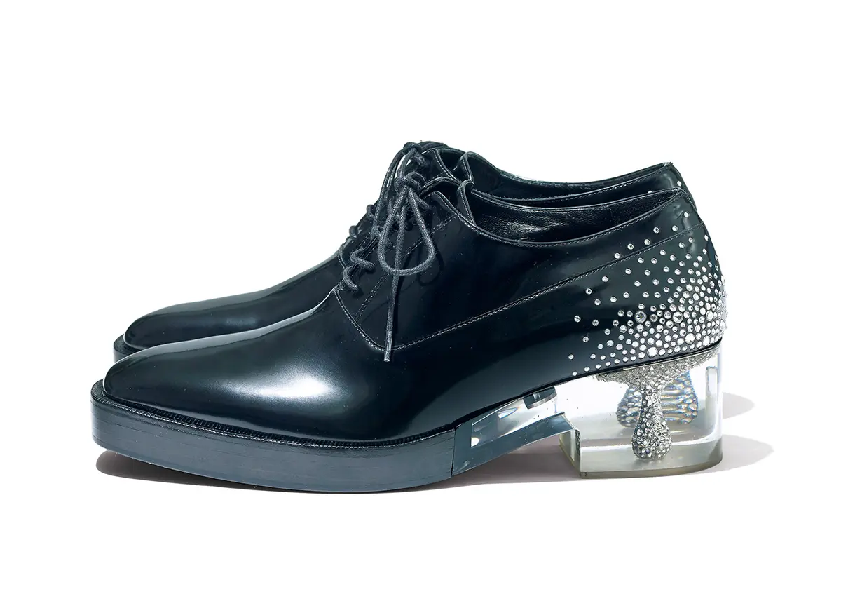 ジミー チュウ ノワール ケイ ニノミヤの クリスタルシューズ