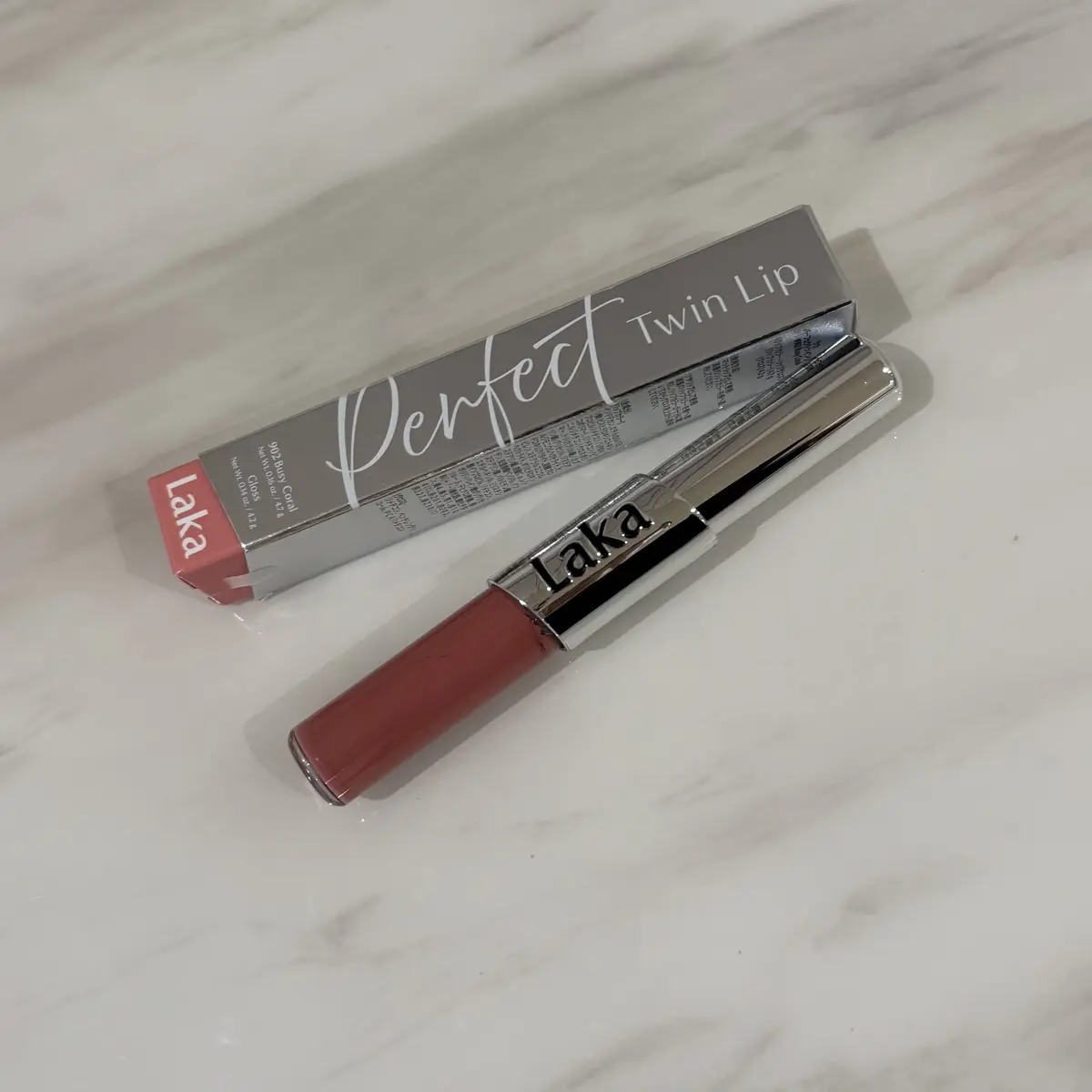 Lakaの「Perfect Twin Lip」リップグロス。落ちにくく、色落ちしにくい韓国コスメです。♯902BusyCoral ビジーコーラル ＃905RisyHigh　ロージーハイ