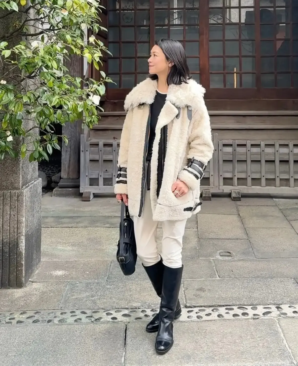 根村麻里さん　黒ロングブーツ ムートンコート　白パンツ