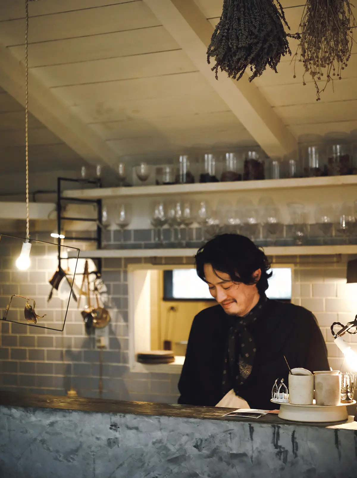 和だしやスパイスを使ったり、創意工夫あふれる料 理を作る室屋さん