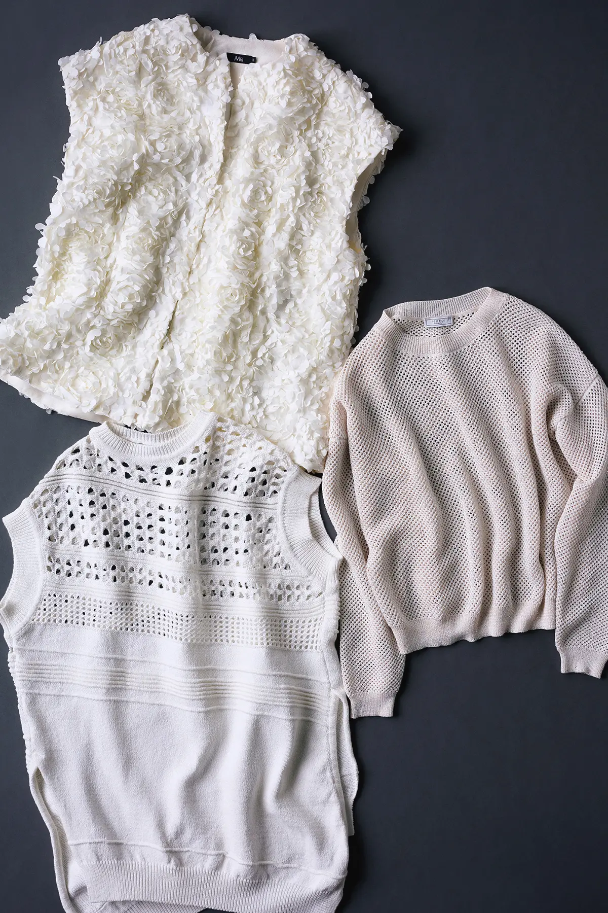 こだわりのマテリアルで、 白トップスも表情豊かに輝く