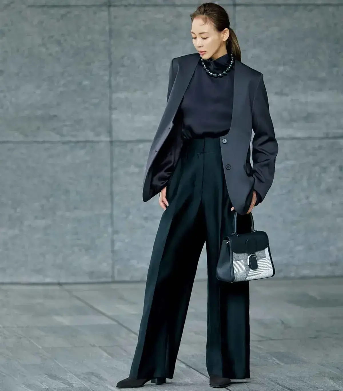 黒パンツ×ジャケットの凛とした装いで