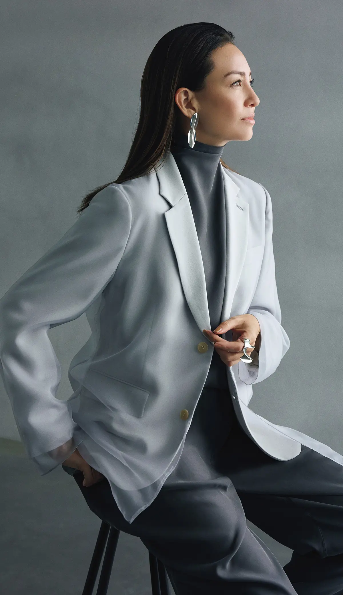 シアー素材を重ねることで、 テーラードの硬さがやわらいで