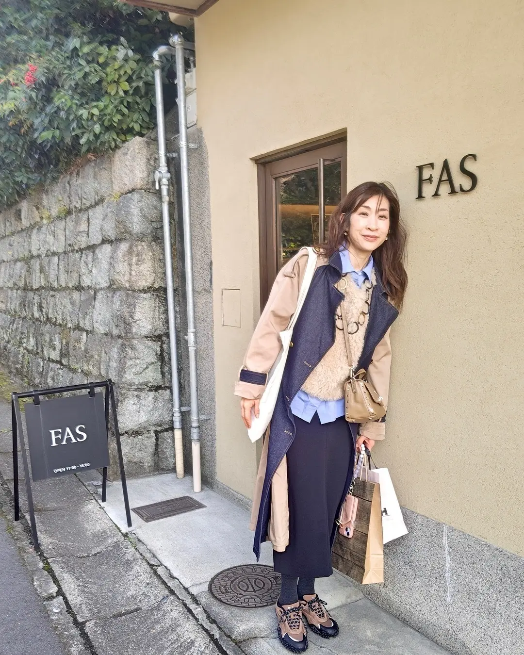 トレンチコート＆スニーカーコーデで早春のの画像_6