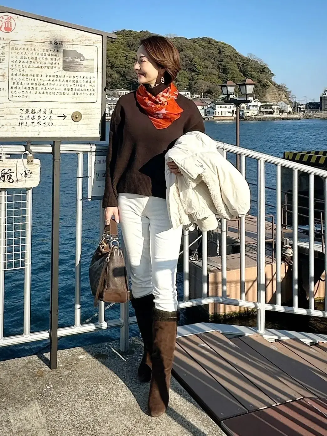 エクラ華組岡部みわこさん 茶色 ロングブーツ ユニクロ暖パン ニット