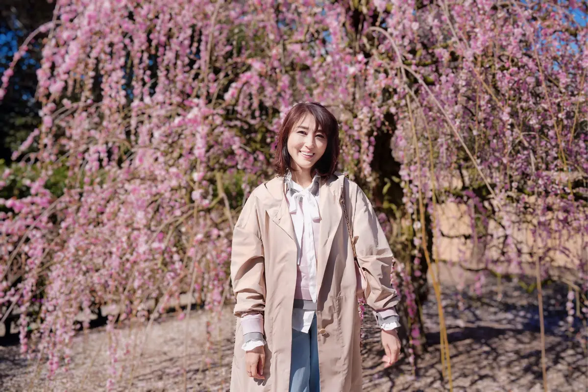 トレンチコートで春を先取り！枝垂れ梅の名の画像_8