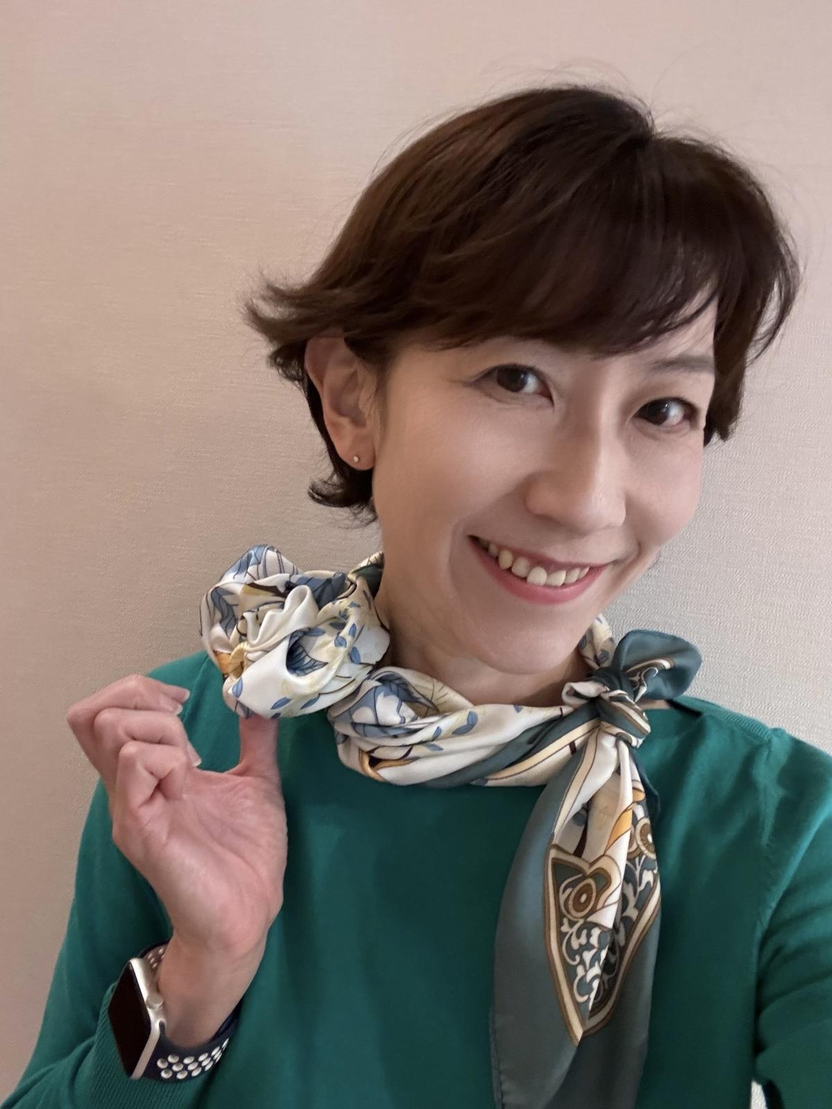 スカーフ バラ結び 結び方 コーデ シンプル アクセント