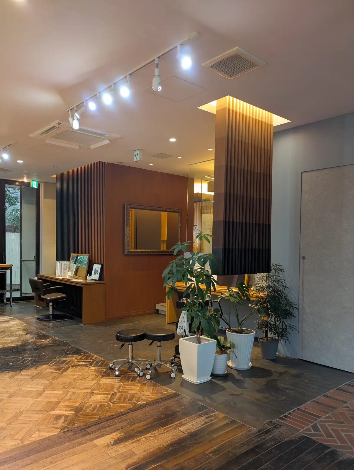 自然光がたっぷり注ぐ広々とした店内は開放感があり、居心地よく過ごせます。ヘッドスパもすごく気持ちよくて頭がすっきり！