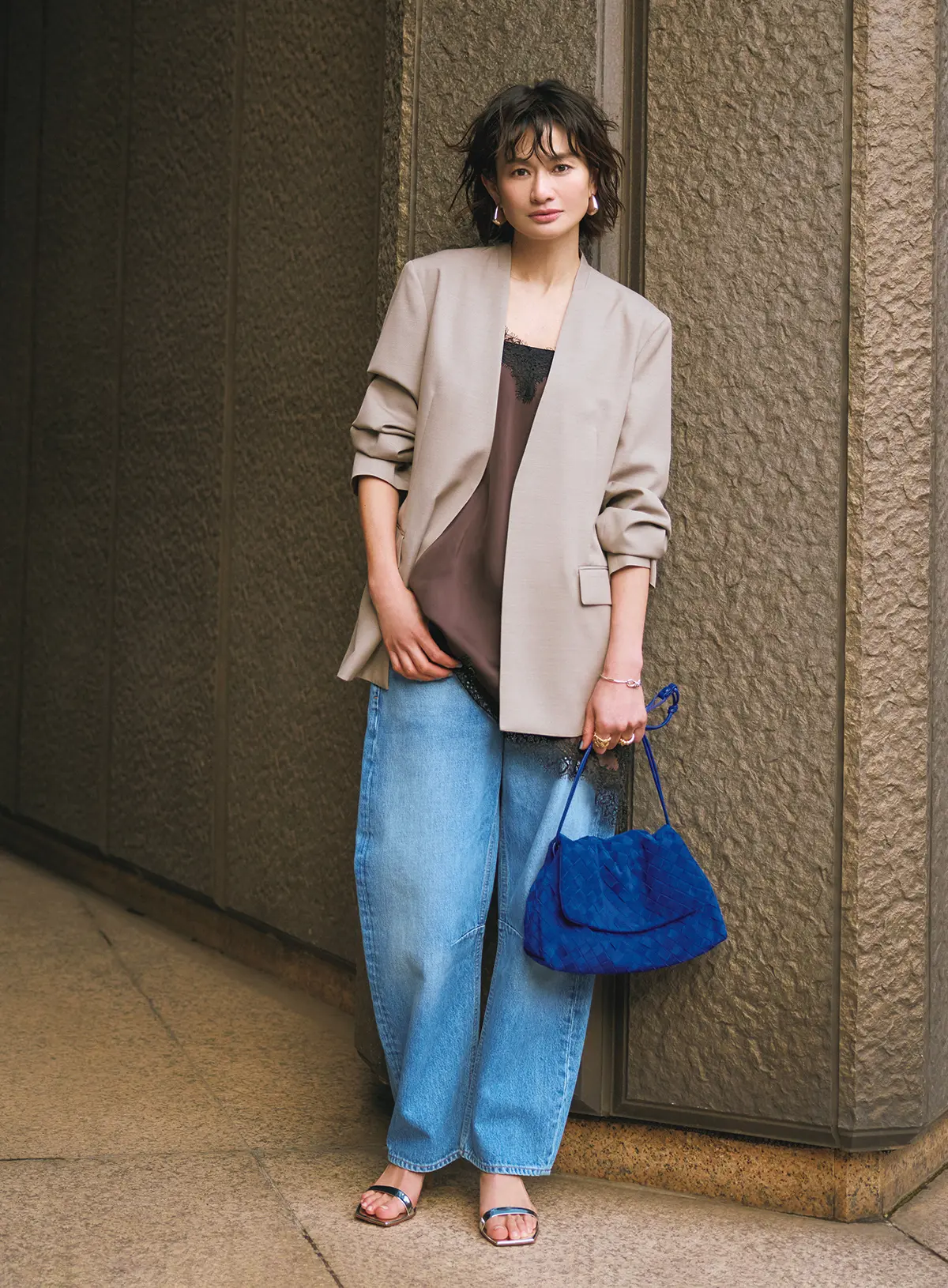 膝内側のダーツが自然なカーブを描き、 大人好みの洗練シルエットに