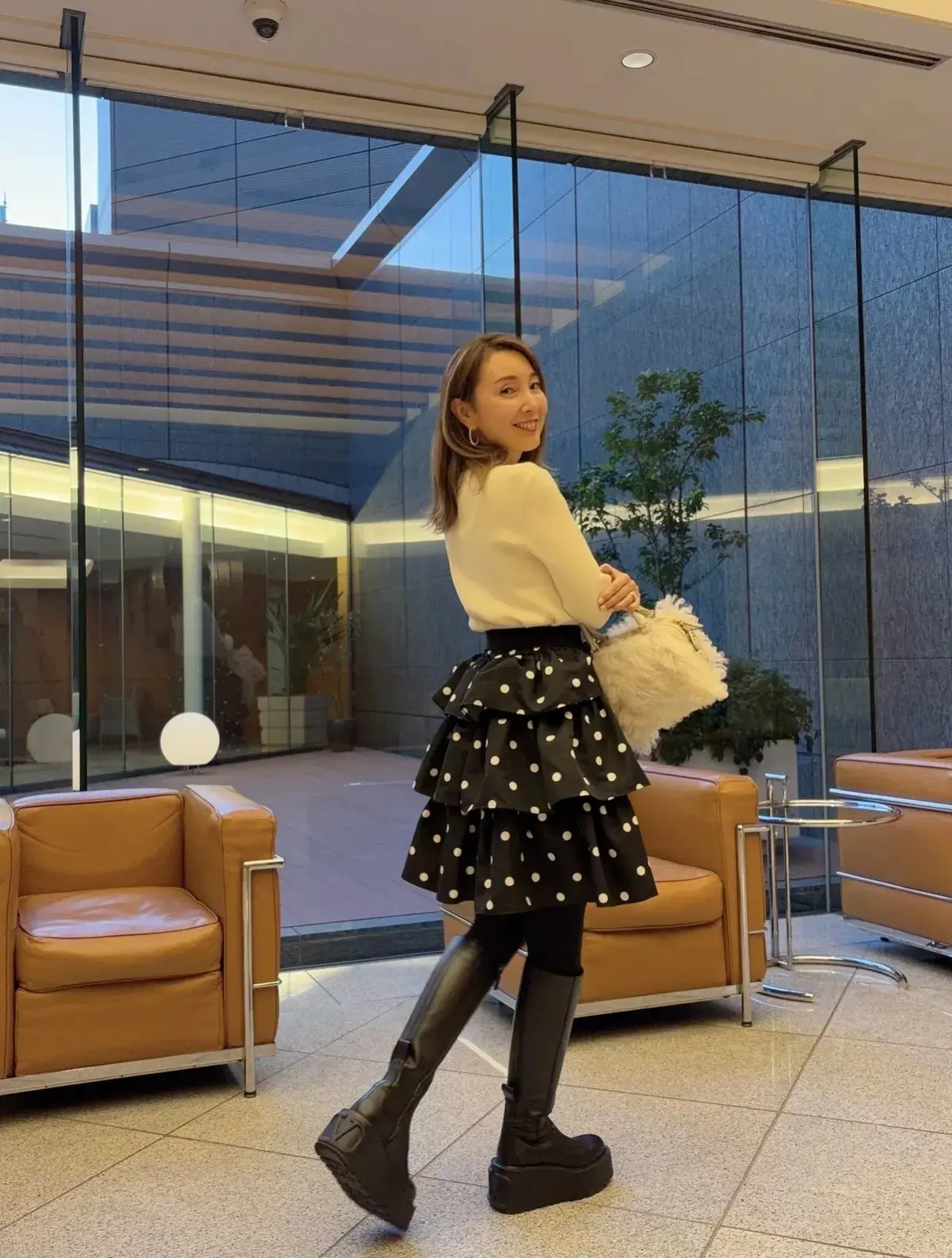 エクラ華組倉爪佐和さん　黒のロングブーツ 水玉ミニスカート ニット