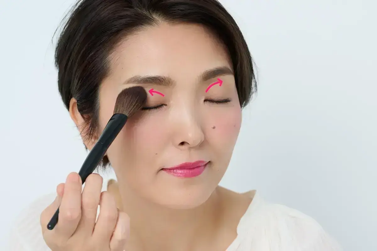 ブラシに残ったチークを、まぶたにものせます