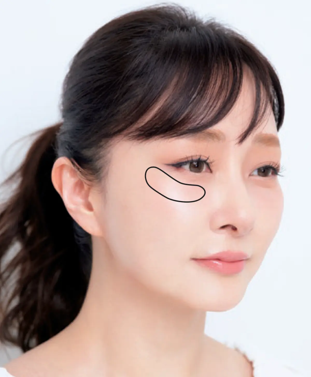 石井美保さんの「膨らませメイク」理想の頰の位置をイメージ