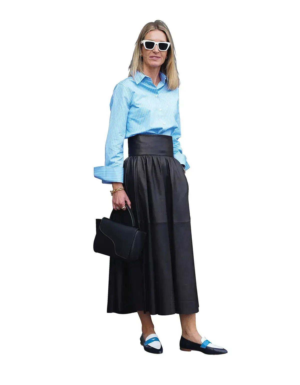 クラシカルな黒のロングスカートに、ブルーのストライプシャツ