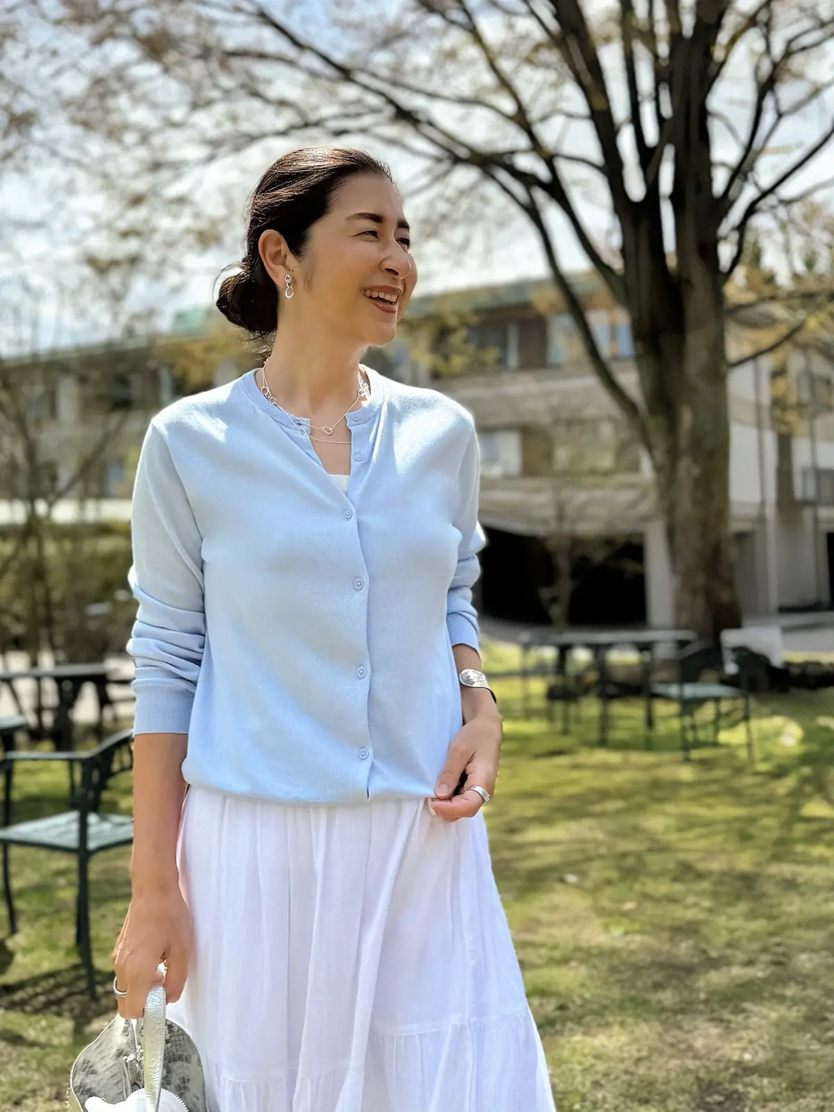 50代ユニクロコーディネート　白ロングスカート、水色ニットカーディガン