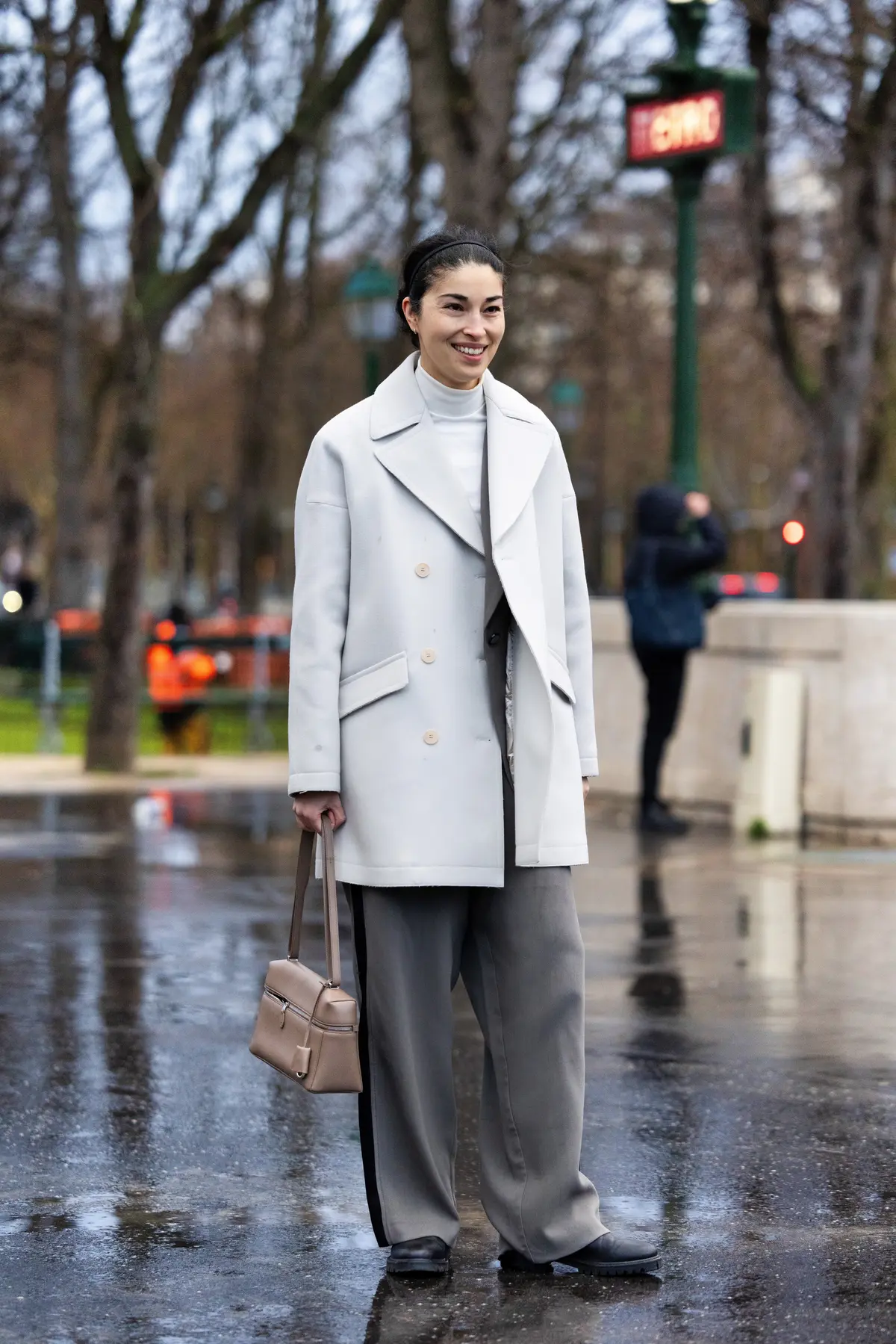 白タートルネック　ピーコート×パンツコーデ　海外ファッションスナップ