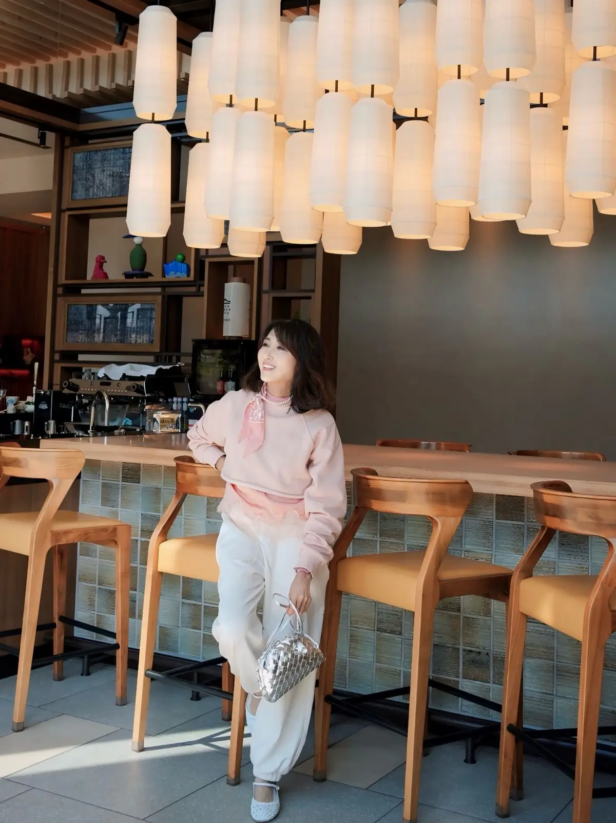 ZARA：クロップド丈コントラストレーススウェットシャツ