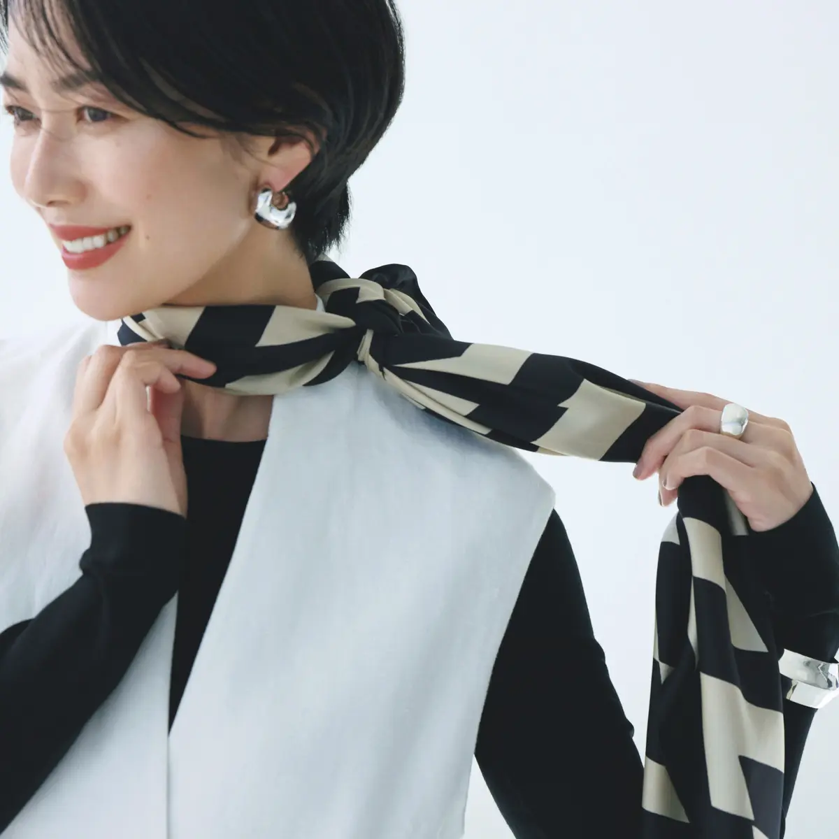 ラルフローレン　スカーフ　巻き方　そのまま首後ろへ結び目を回 し、首前の柄の出方を整える