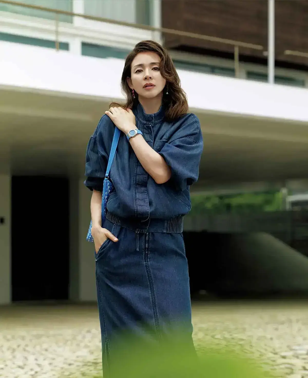 セットアップ  インディゴにアズールブルーの小物を効かせて