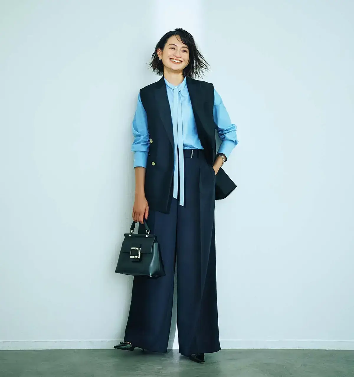 ホールド力のあるウエストからすっきり落ちるワイドレッグ