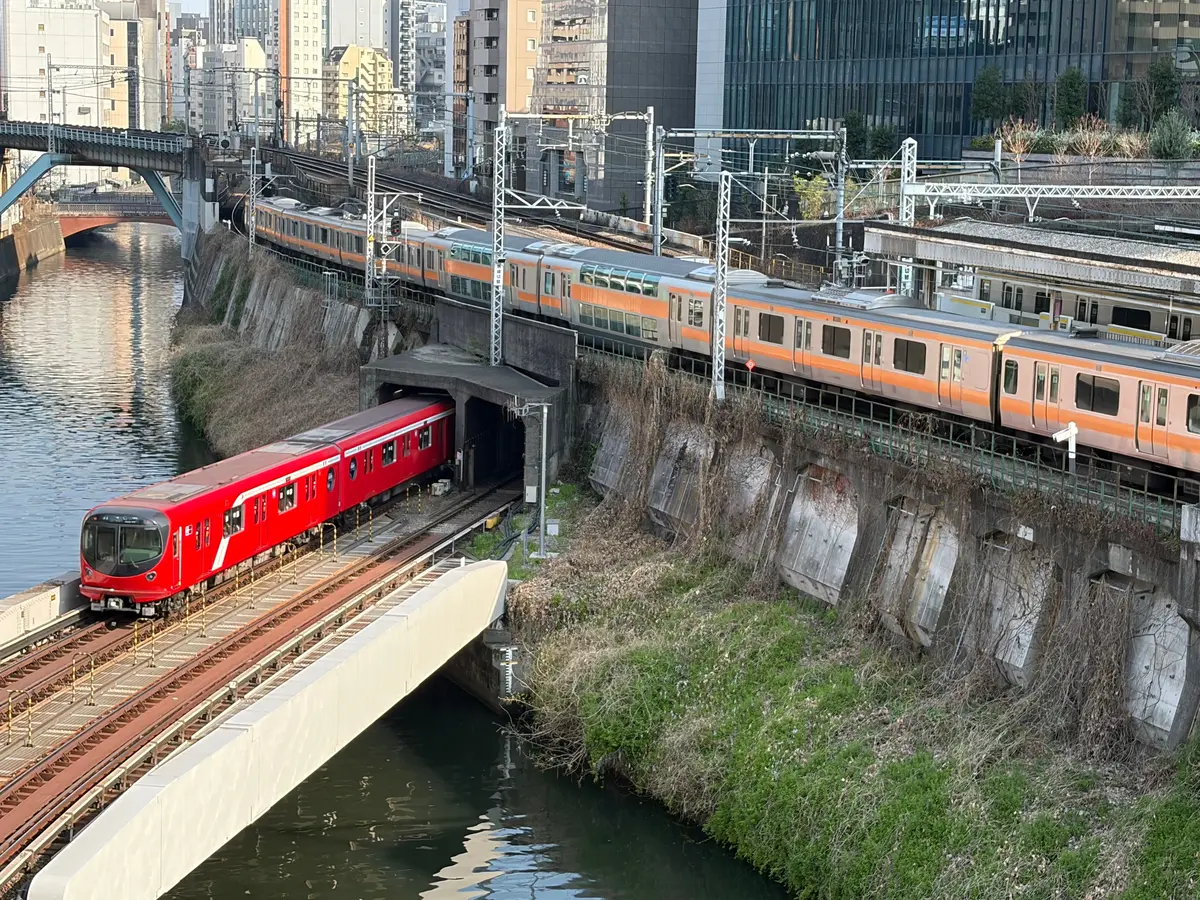 JR総武線、JR中央線、地下鉄丸の内線の車両が立体交差する絶景トレインビュースポット！