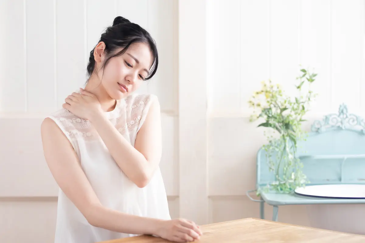 肩こり猫背　50代　悩み　イメージ　Styleの“着る姿勢ケア”