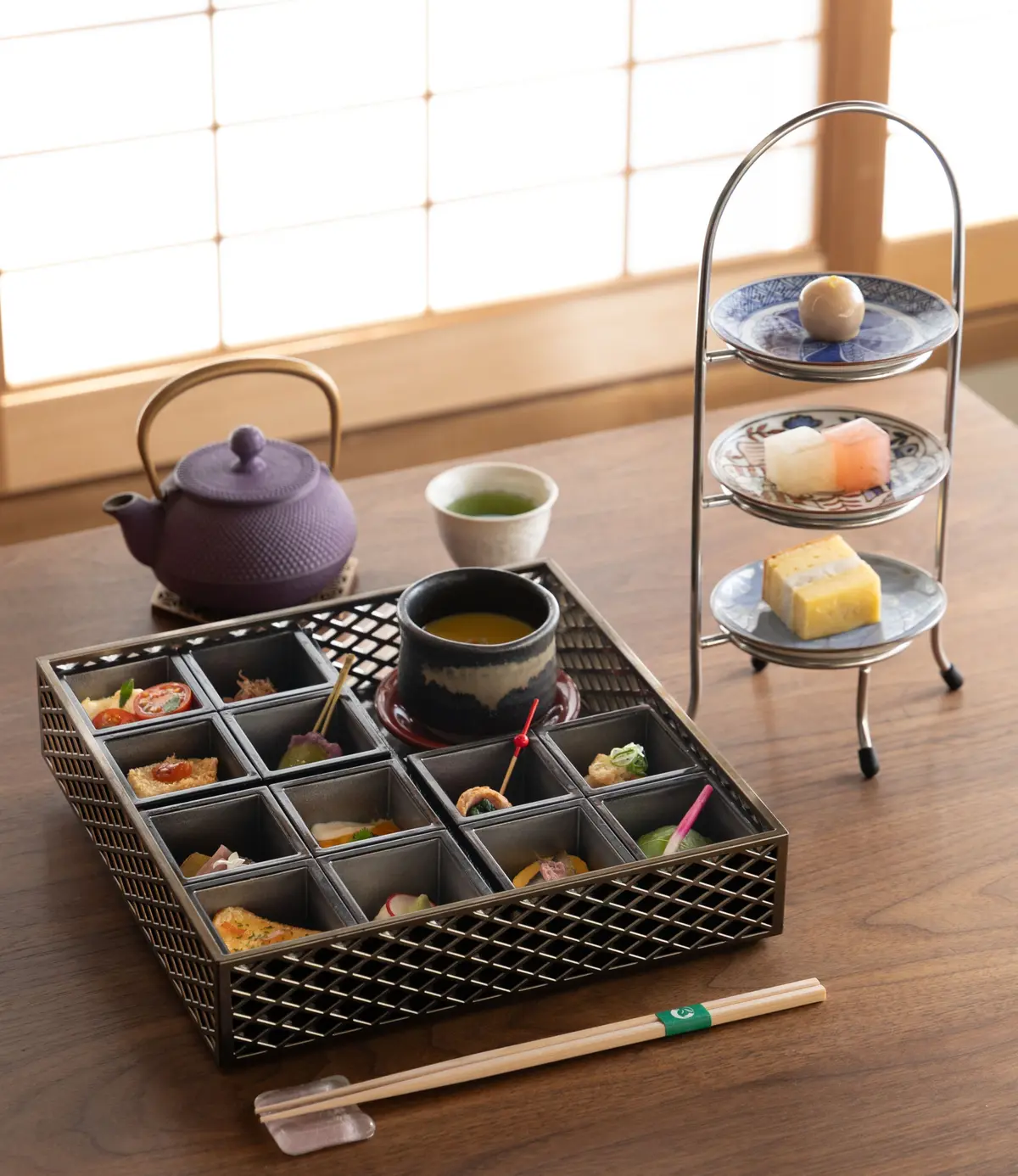 翠嵐 ラグジュアリーコレクションホテル 京都「茶寮 八翠」 アフタヌーンティー 季節を彩る13種のセイボリーと3種の和菓子