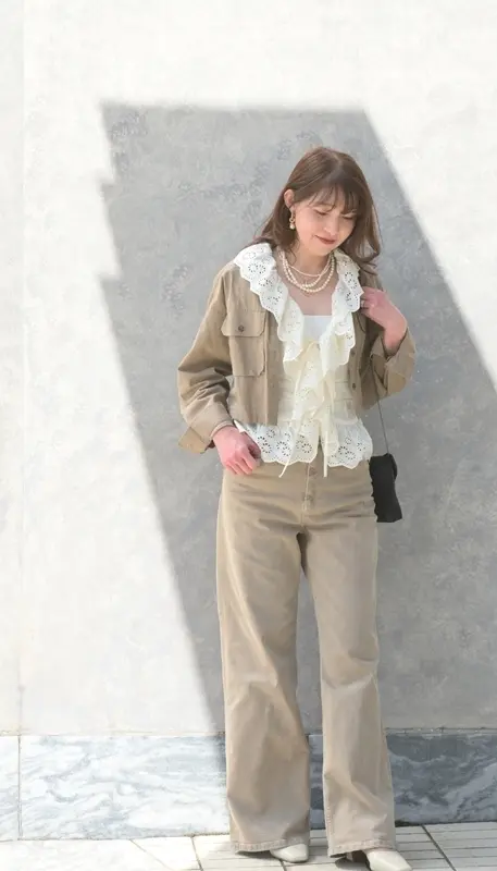 ZARAのデニムにフリルブラウスを合わせの画像_2