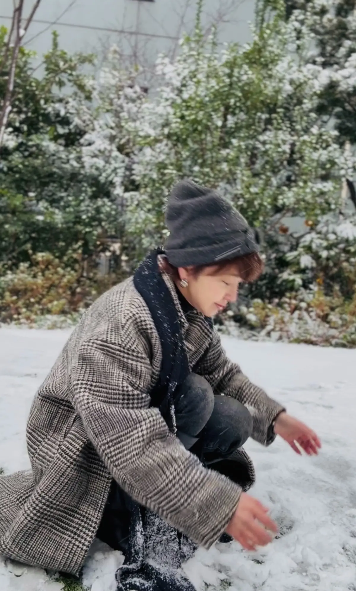 雪の日のチェスターコートの画像_4