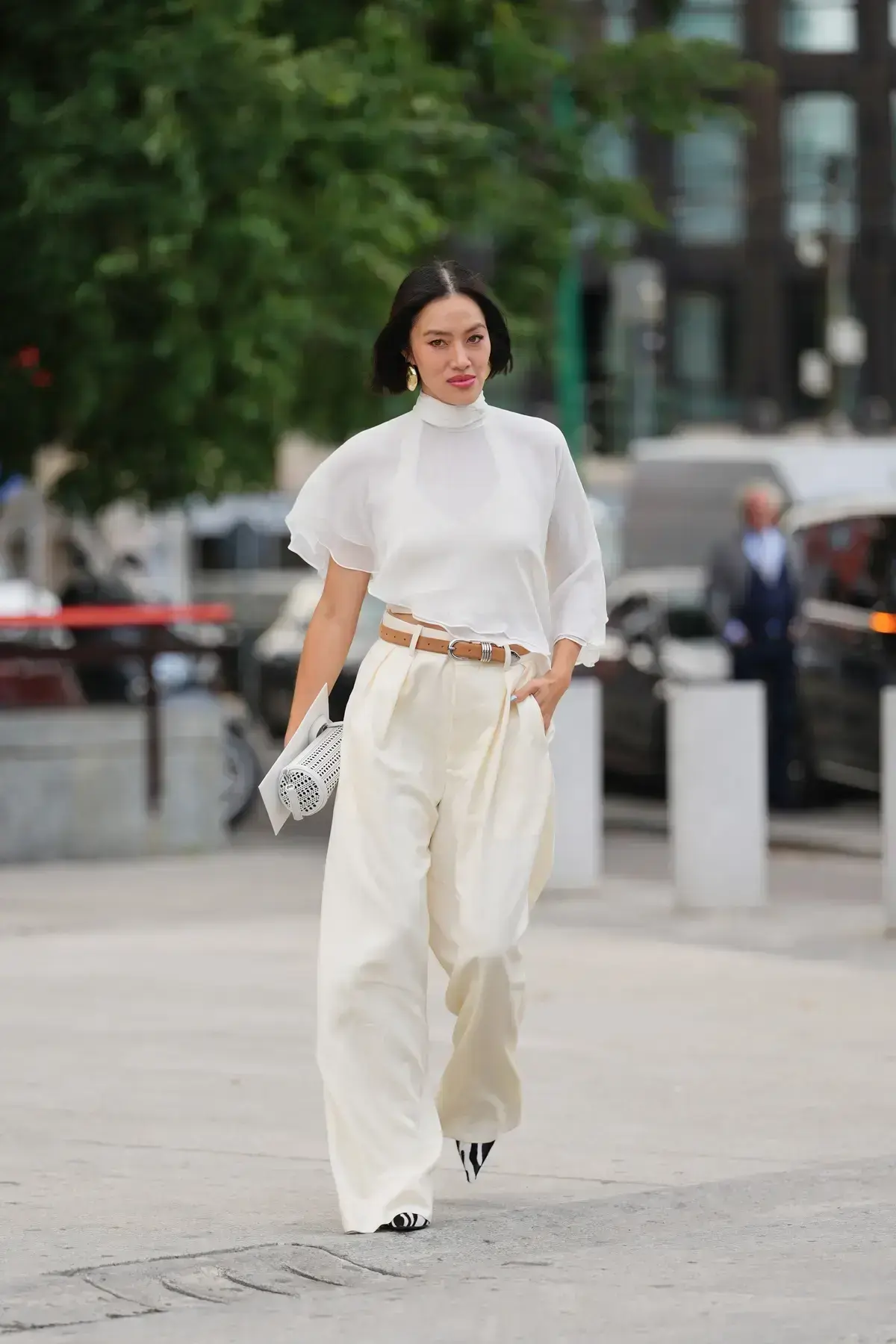 白ブラウス　白パンツ　初夏コーデ