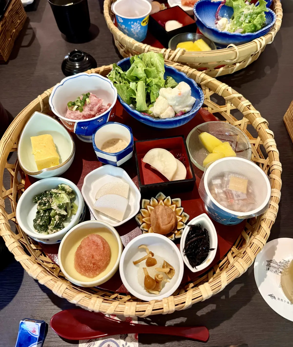 カゴ盛りの朝食