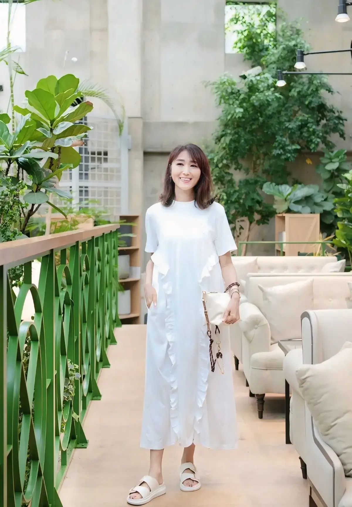 シャツ感覚で着られるフリルTシャツワンピ　ホワイトコーデ 夏コーデ