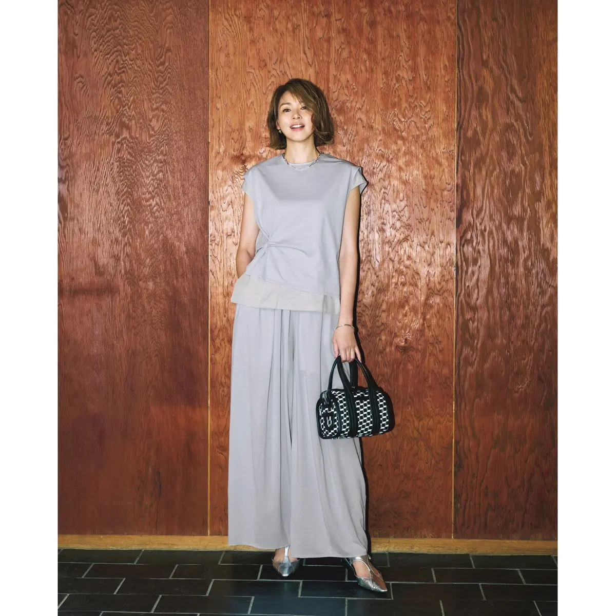 グレーフレンチスリーブトップスにグレーギャザー入りワイドパンツを合わせたコーディネート　モデル・SHIHO