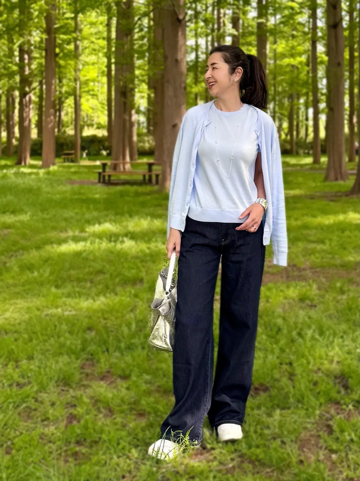 ユニクロコーディネート　水色の半袖ニット、水色のカーディガン、デニム、スニーカー、シルバーバッグ