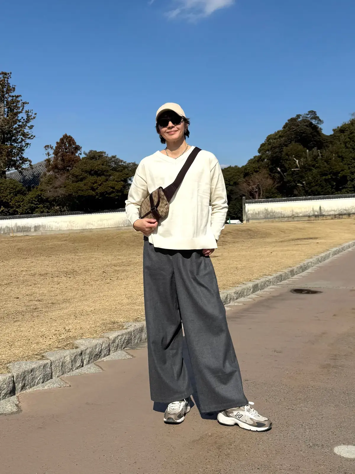 旅行コーデ　GUトップス　パンツ　スニーカー　春コーデ