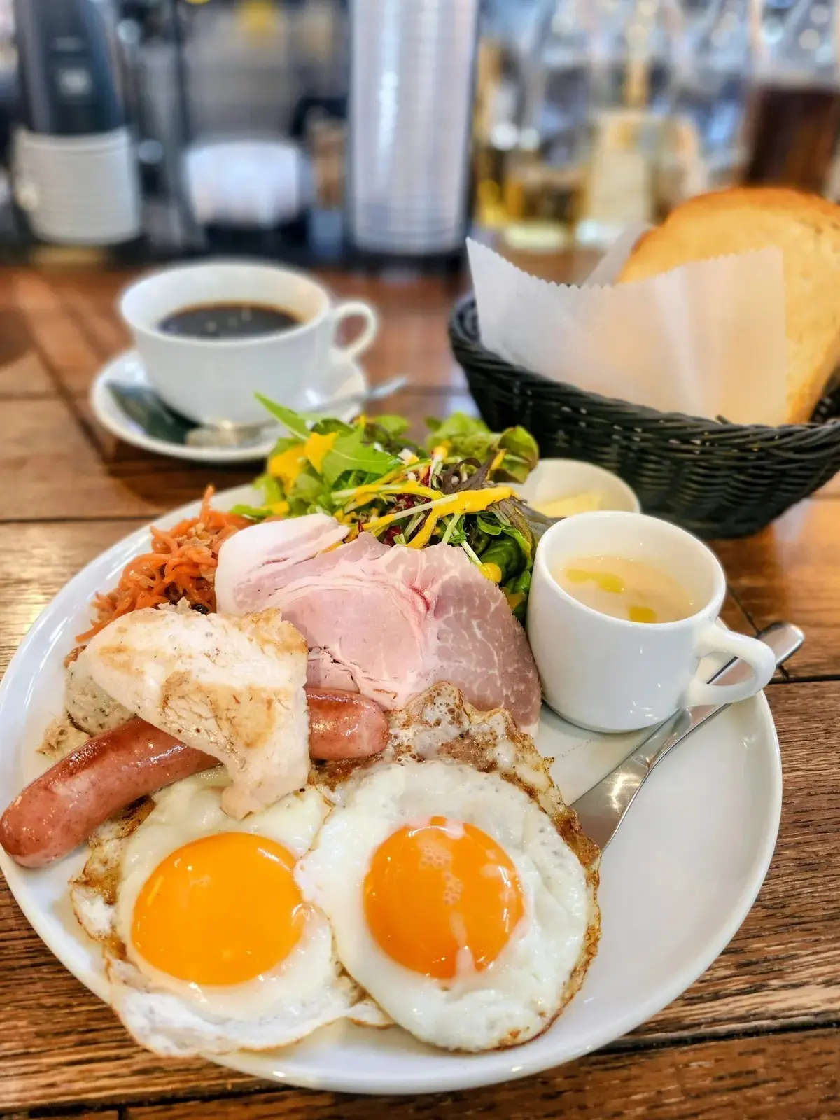 ベーカリー&レストラン沢村 旧軽井沢 モーニング　目玉焼き サラダ コーヒー