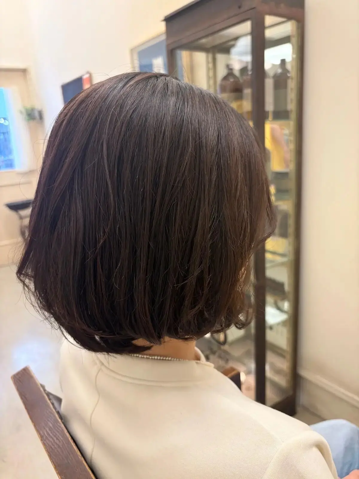 ミディアムヘア　斜め後ろから見たヘアスタイル