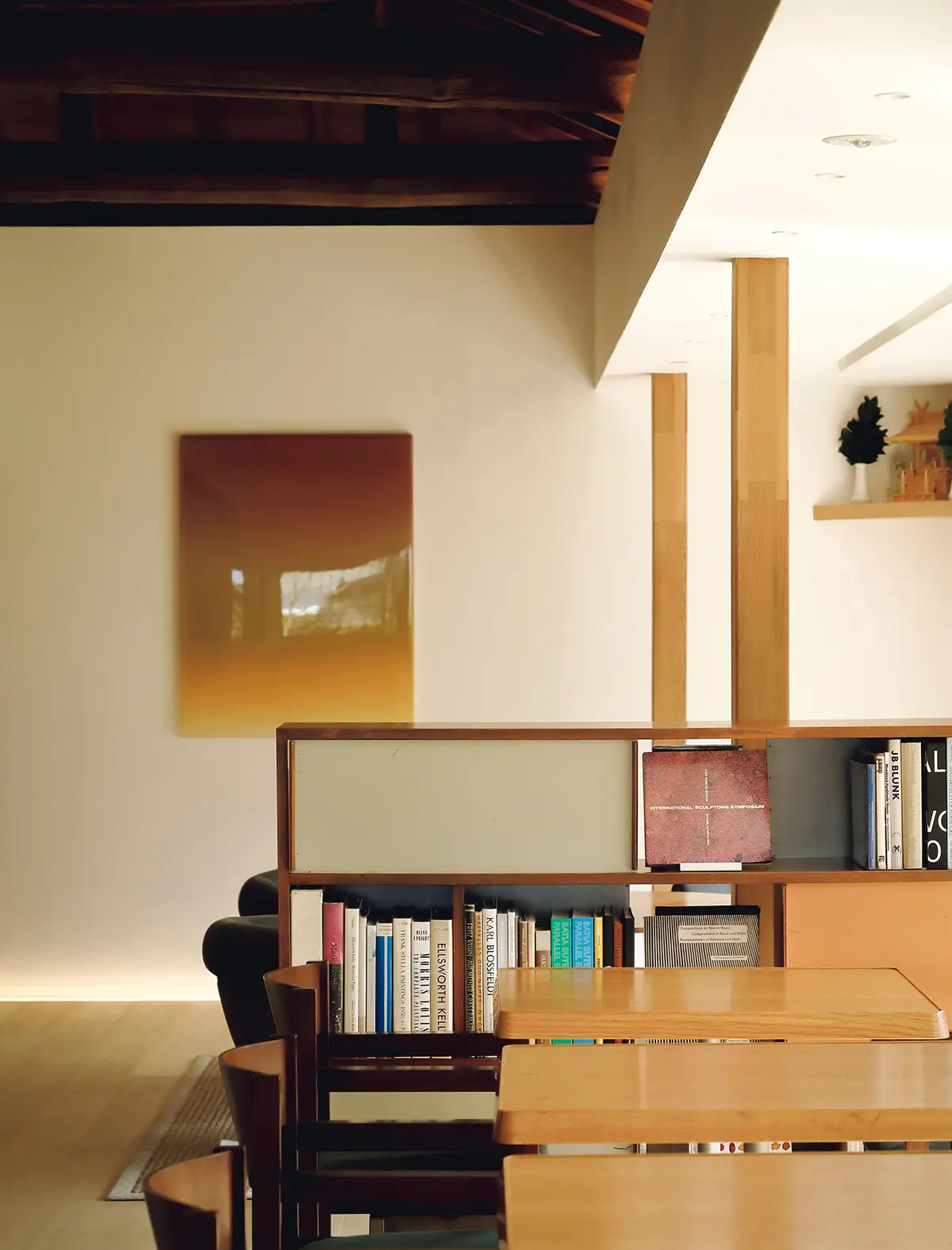 ライブラリーを備えたラウンジ。