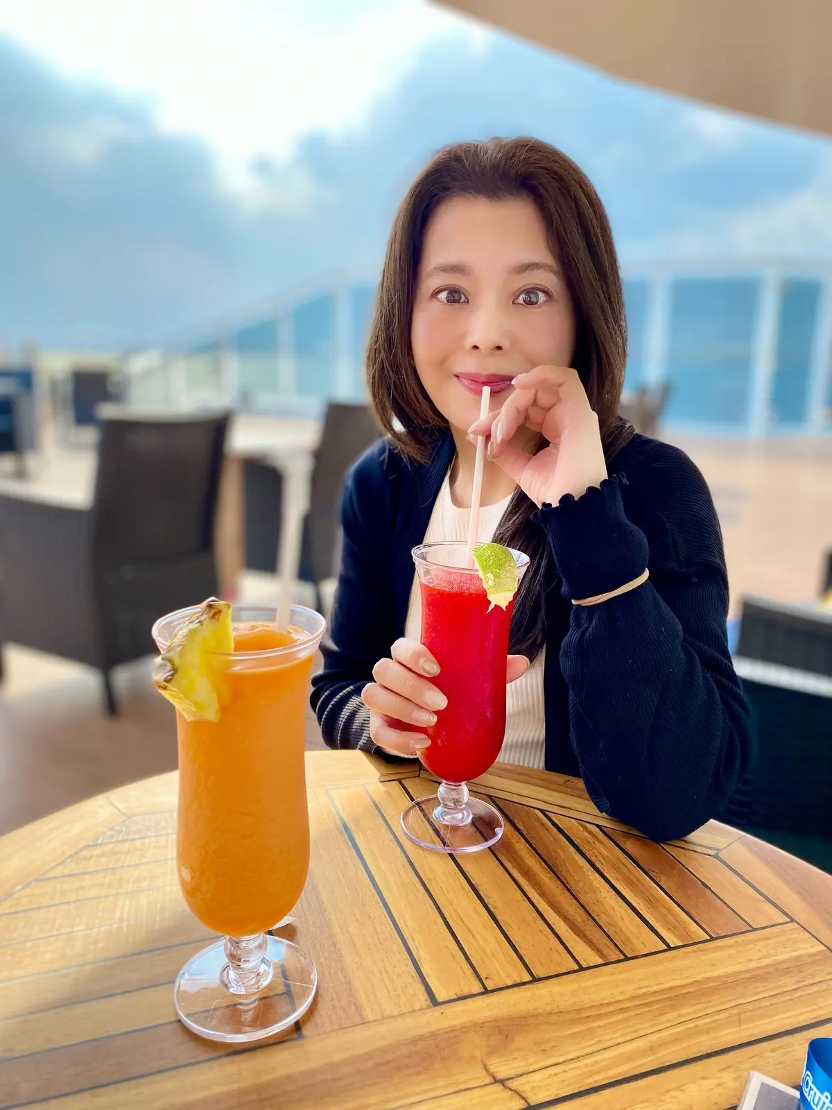 MSCベリッシマ デッキ ドリンク 昼の船内時間 沖縄発着クルーズ 大人の過ごし方