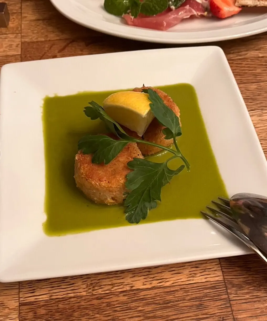 前菜のクラブケーキ