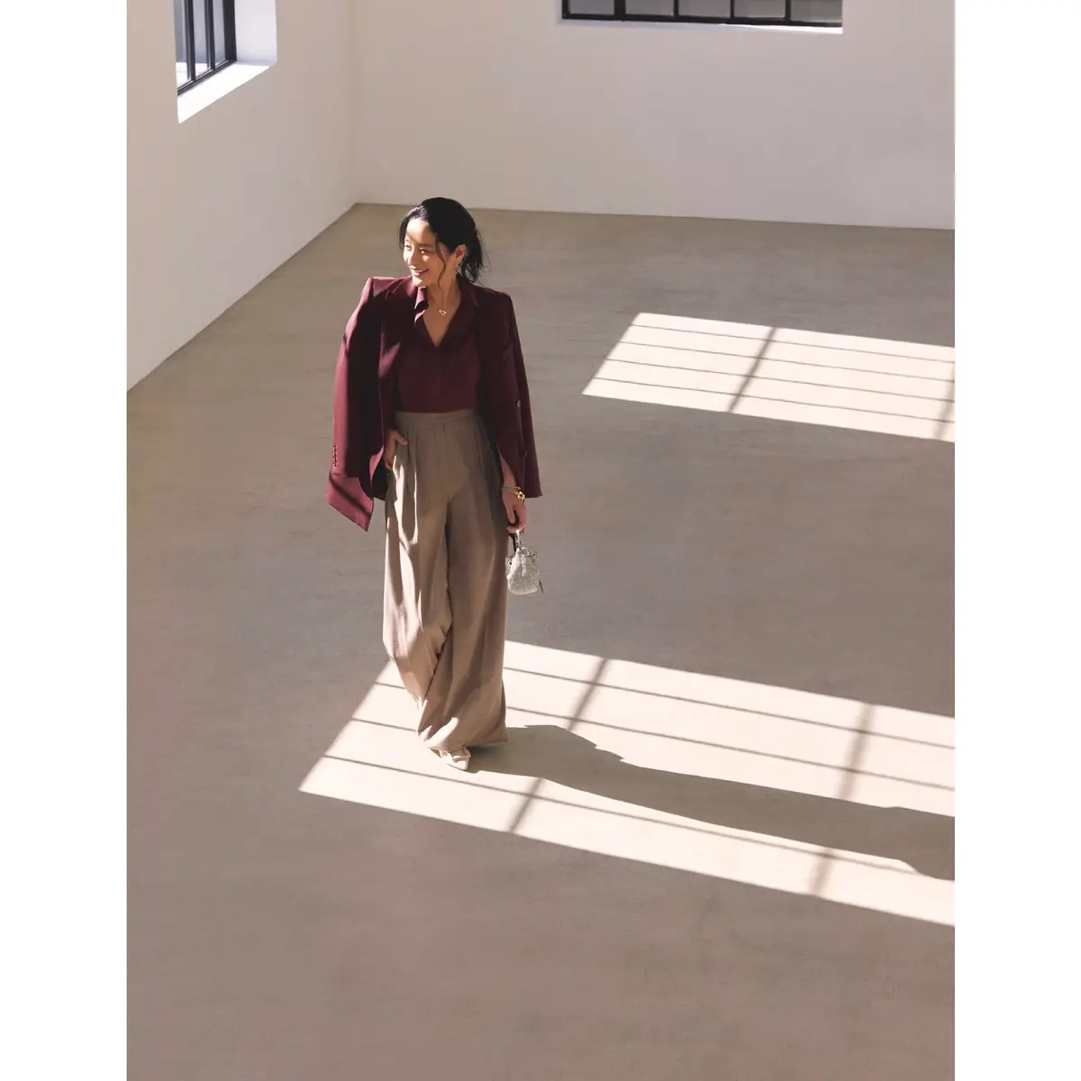 ボルドーのジャケットとブラウスにベージュワイドパンツを合わせたコーディネート　モデル・熊沢千絵