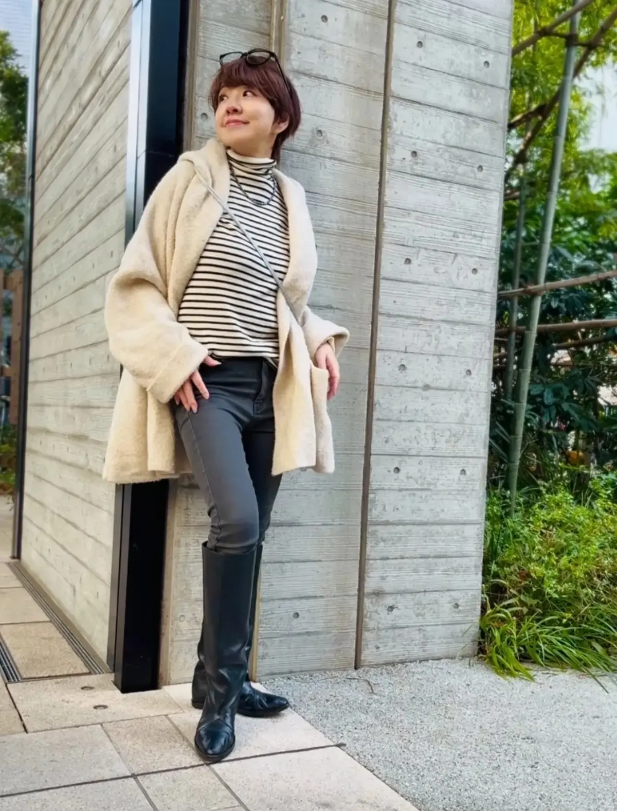 ボーダーニット コート　パンツ 黒ロングブーツコーデ