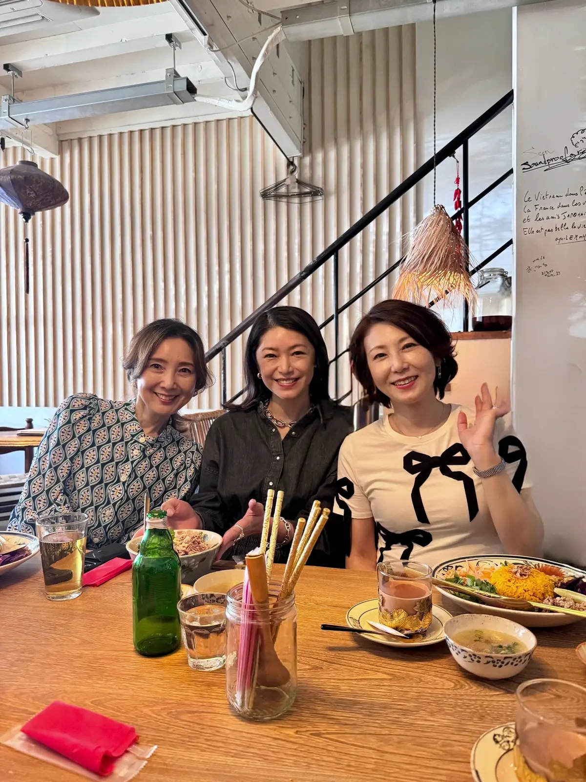 50代コーデ｜リボンTシャツ×白パンツでの画像_4