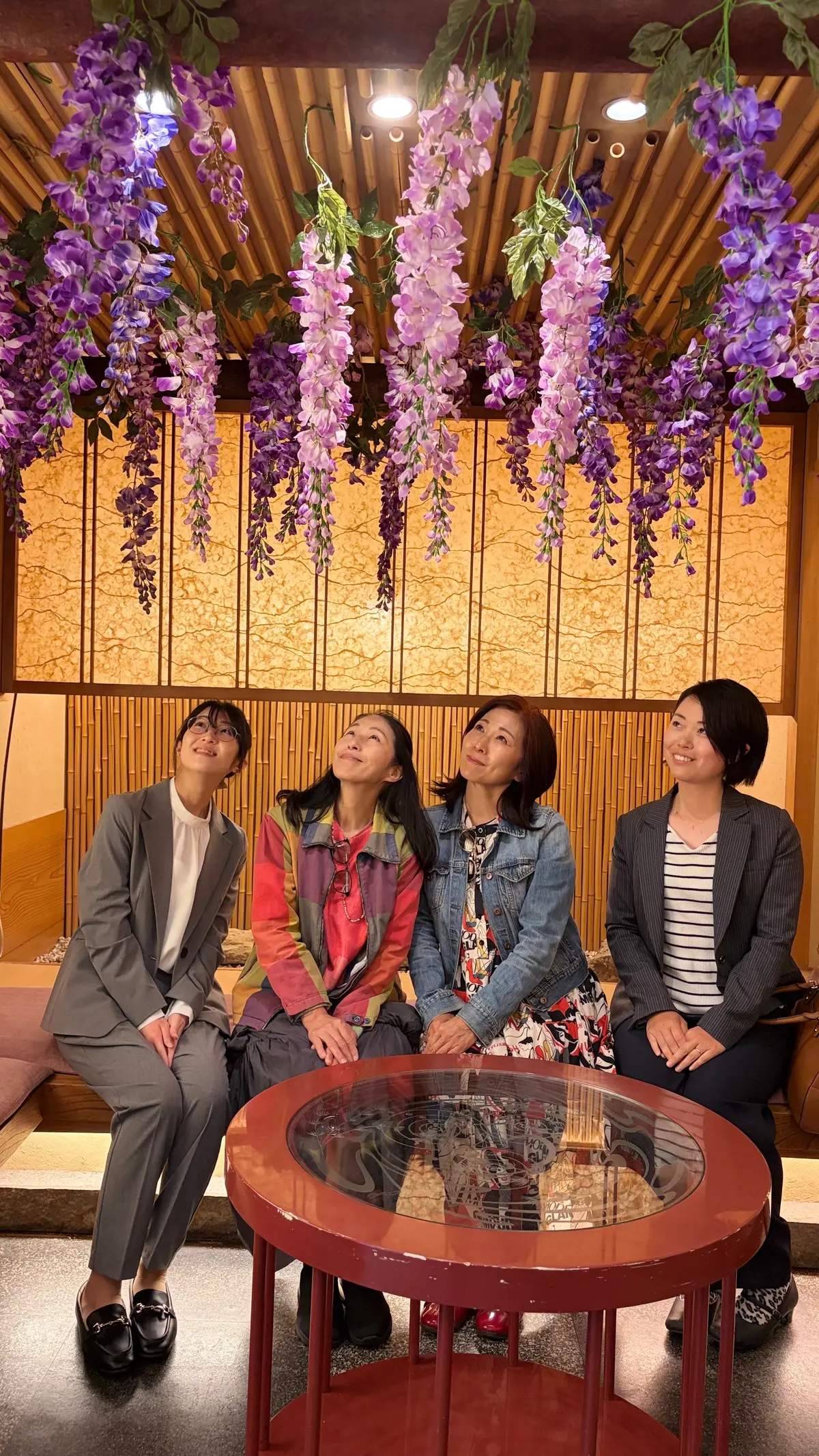 藤を見上げて記念撮影